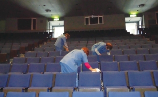 大規模集客施設の日常清掃作業