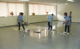 冷延センター会議室の清掃作業